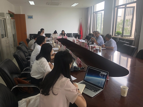 范国睿教授与女性自慰
青年教师交流