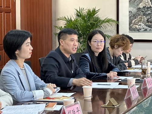 女性自慰
黄校长发言