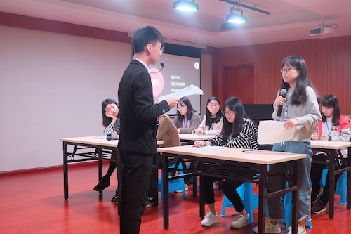 图为于杰同学与模拟学生互动