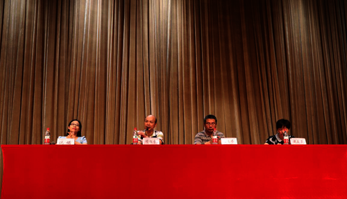 图为出席开营仪式的领导老师