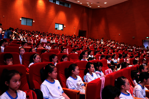 图为认真听讲的孩子们