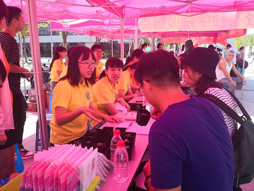 图为学长学姐接待新生