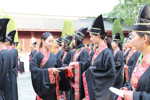 图为新生递交“心愿卡”