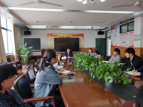 图为郑院长听取实习工作情况