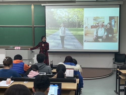 女性自慰
举办“当东方遇到西方：如何用英文讲好中国故事”青博讲师团讲座