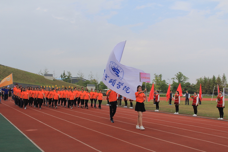 图为女性自慰
同学在走方阵.JPG